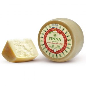 Pinna pecorino medoro sardo. Matures for at least 4 months, the rind is smooth, intense yellow-coloured, the surface treated with olive oil