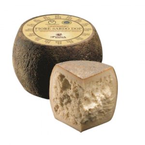 Pinna pecorino fiore sardo PDO. It is compact, hard, without holes, white or straw yellow. The flavour is intense, rich and complex.