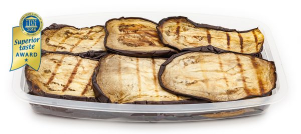 Grilled aubergines in oil. Picked and freshly processed then, they are grilled and seasoned with olive oil and parsley.