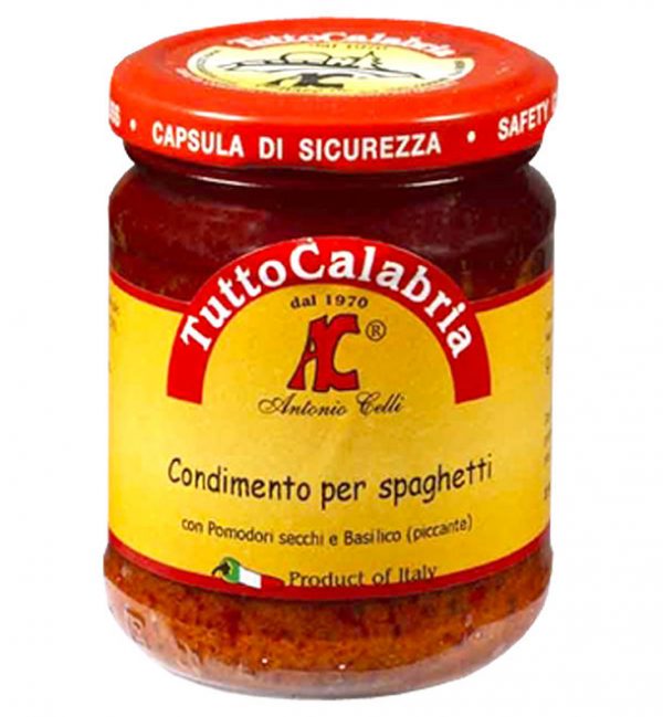 Condimento per spaghetti. The spicy wild card with a versatile and alluring taste. You can use it both in cooking and as a condiment.