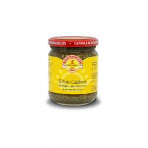 Pesto Calabrese Zio Pietro. Pesto, with a strong and bold taste. Parsley, green olives, anchovies, sundried tomatoes, capers and chili peppers