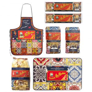 PASTA D&G TIN ORIGINAL ML 5x500g IGP PASTA. The Original Dolce&Gabbana tin giftbox celebrates Italian excellence through its colors, symbols, national monuments taste and traditions of the Made in ItalyThe giftbox includes:5 x Packs of PGI Gragnano pasta 1 x Dolce&Gabbana Apron